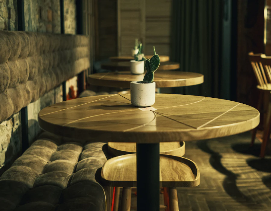 Bitkilerle döşenmiş küçük kafe iç mekânı