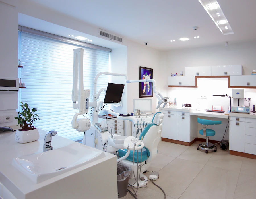 Modern diş kliniği muayene odası